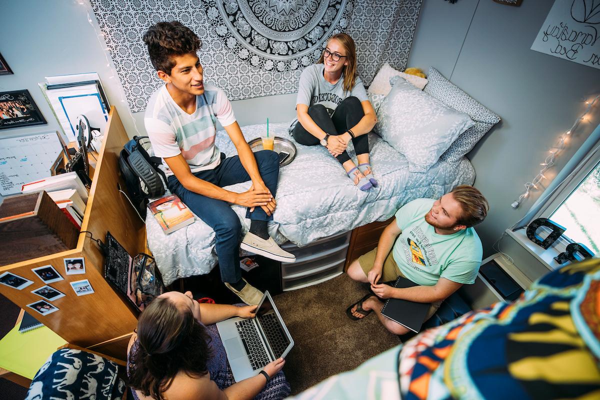 澳门威尼斯人网址学生在宿舍放松的俯拍照片.